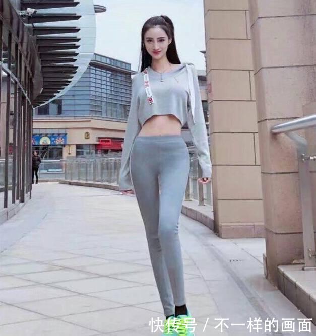 街拍：紧身裤小姐姐，让自己变得美丽动人，还能很好的瘦身！