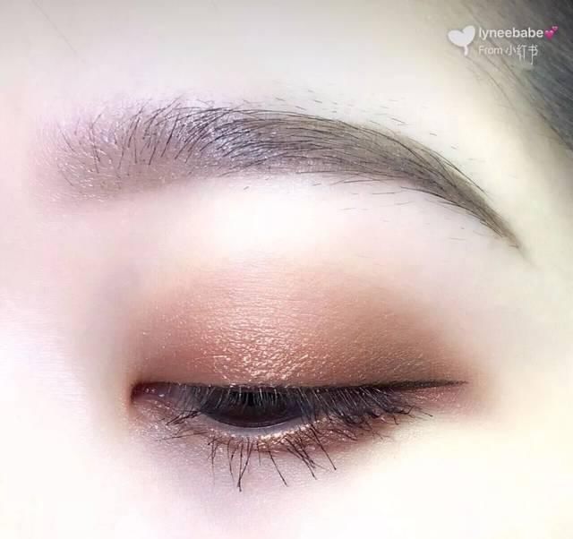  眼妆：单眼皮、肿眼泡眼妆怎么画？新手化妆必看的眼妆教程！