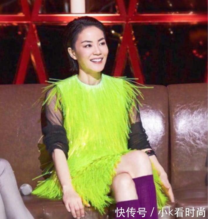 王菲这么丑的荧光裙都穿的好看，不愧是时尚天后，网友：表情亮了