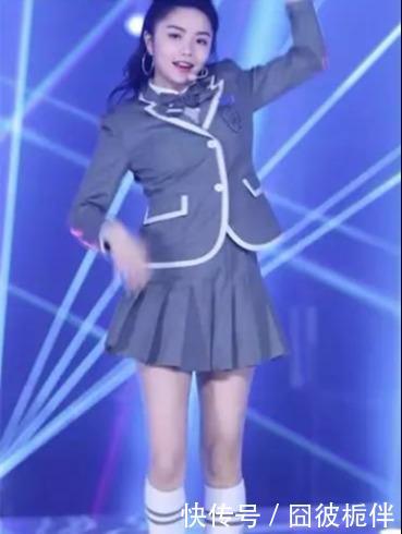 『看起来』《青春有你2》制服价格高达4000元,直拍看起来又显胖又笨拙