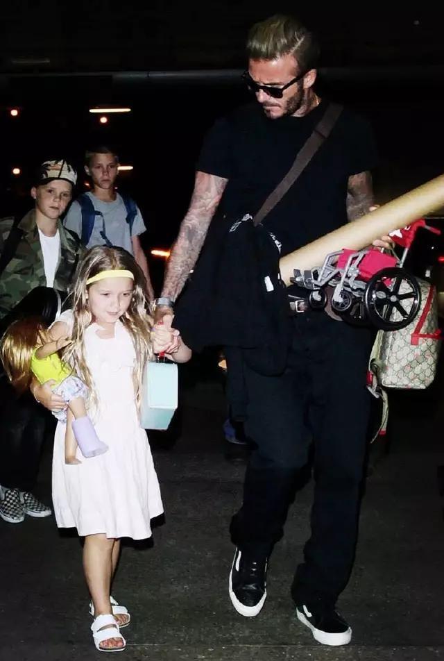 贝克汉姆为小七庆生，别看才7岁，一身帅气搭配颇具妈妈贝嫂风范