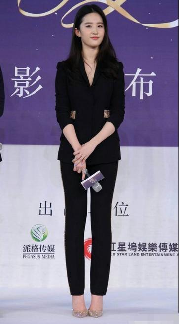 刘亦菲与35岁韩雪现机场，网友：一个土气小妹，一个时尚女王