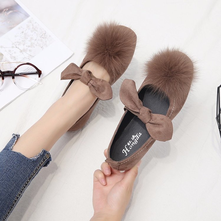 秋冬季天凉，别穿光拖鞋，学明星这样穿“毛毛鞋”，贼好看