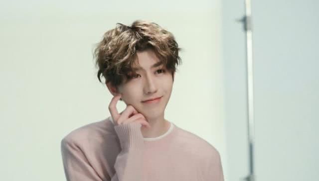 《那年春天》中蔡徐坤一句歌词,8字短句,竟成