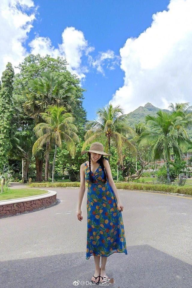 同穿平价长裙，江疏影穿出贵妇感，热巴却土味十足！