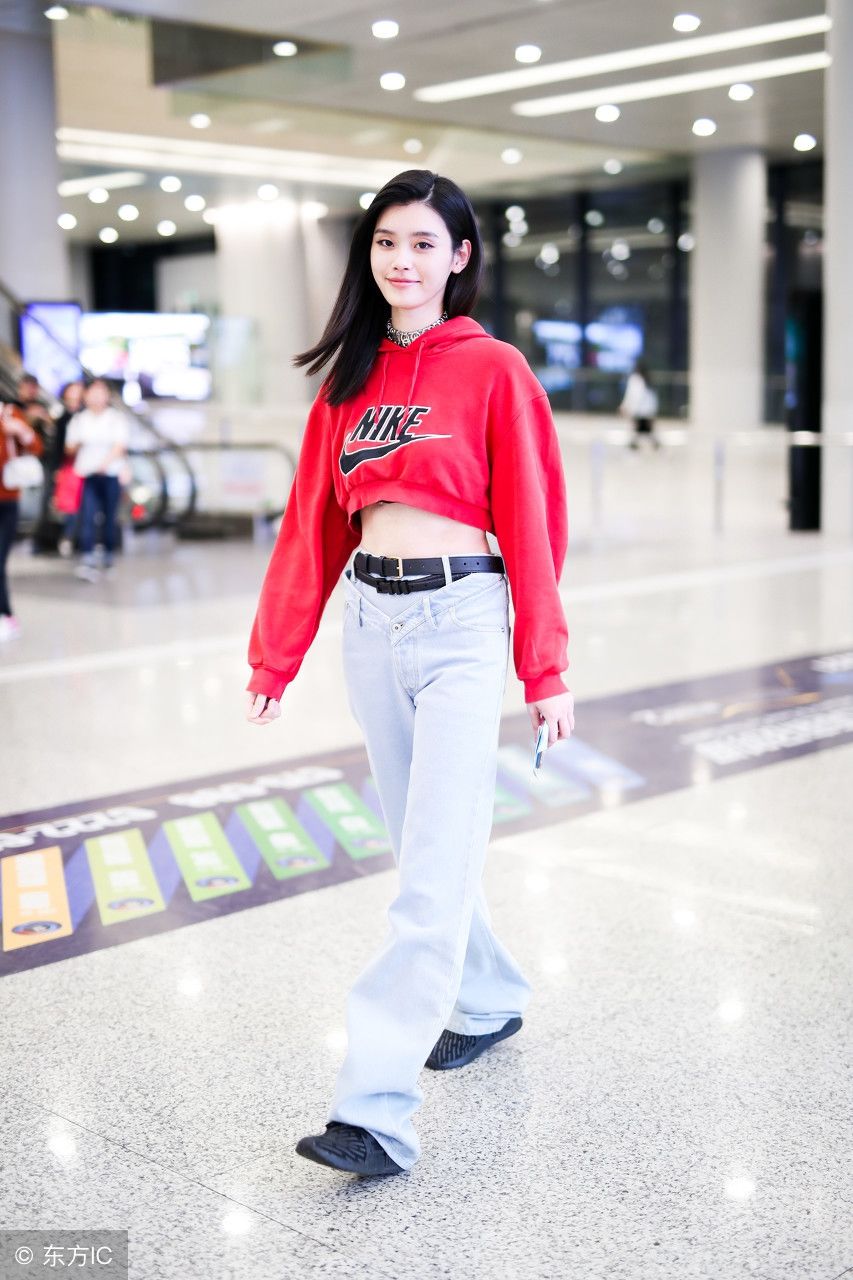 奚梦瑶现身机场，红色小背心格外抢眼，网友:重点是那一双大长腿