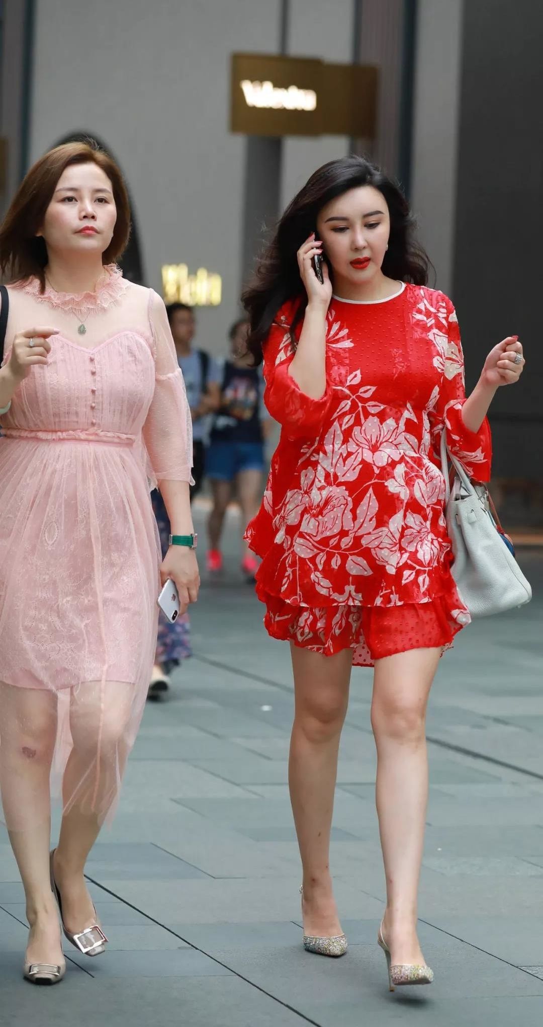 街拍路人，裙装这样穿搭更有气质，而且时尚又减龄