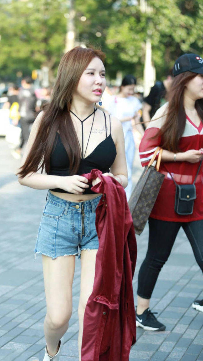 时尚女郎穿黑色吊带裹出肉感饱满的上围曲线，身材火辣让人看花了