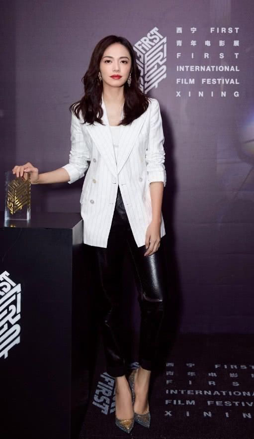 姚晨踩10厘米高跟鞋,变身霸道总裁,可裤脚一挽却变“鲁班腿”