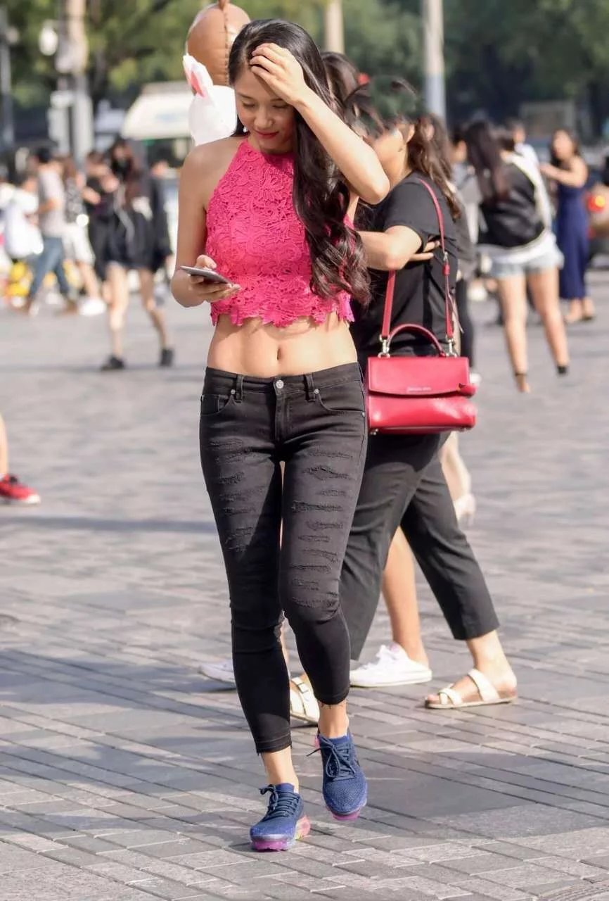粉红少女小姐姐漏脐装秀出迷人风景，紧身牛仔绷出的丰满臀线赚足