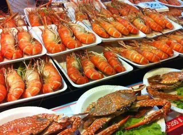 中国女游客去泰国吃自助，一顿解决了8盘虾，泰国网友得不偿失