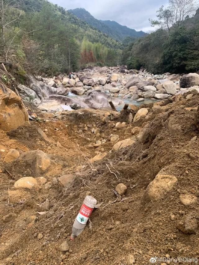  「施工便道」农夫山泉被指“大自然的拆迁队”，这瓶水，变得再