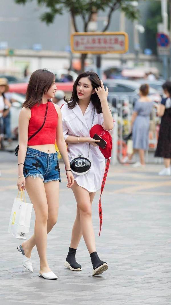 街拍：白色吊带连衣短裙让人眼前一亮，身材苗条，美腿修长！