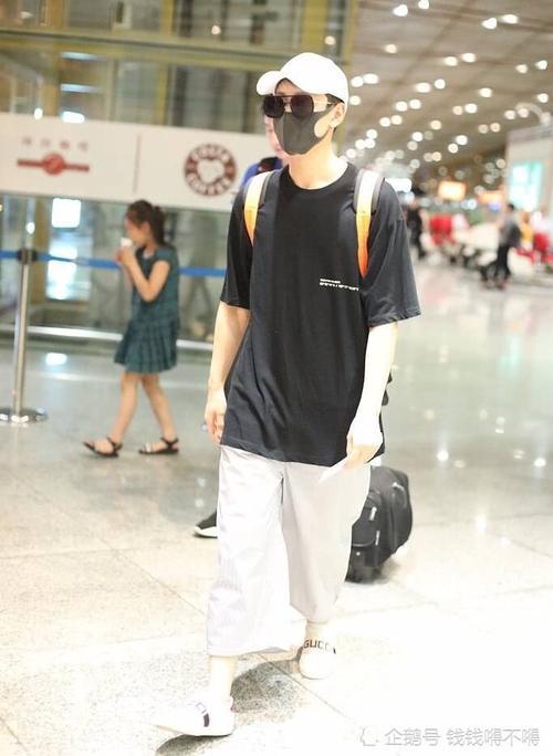 分手事态严重后,秦俊杰首度现身机场,全副武装,四处张望。网友