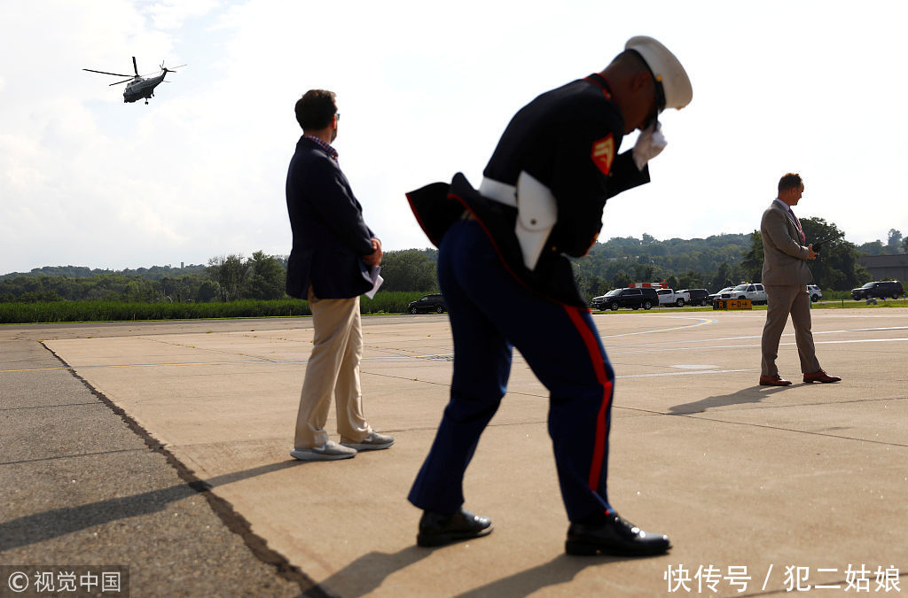 特朗普偕家人度周末心情佳 “美第一夫人”梅拉尼娅白色衬衫干练