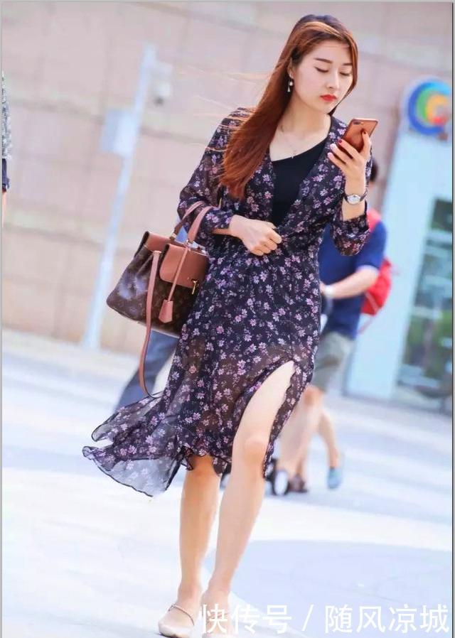 美女■街拍：穿黑色纱裙的长腿美女,漂亮高挑！