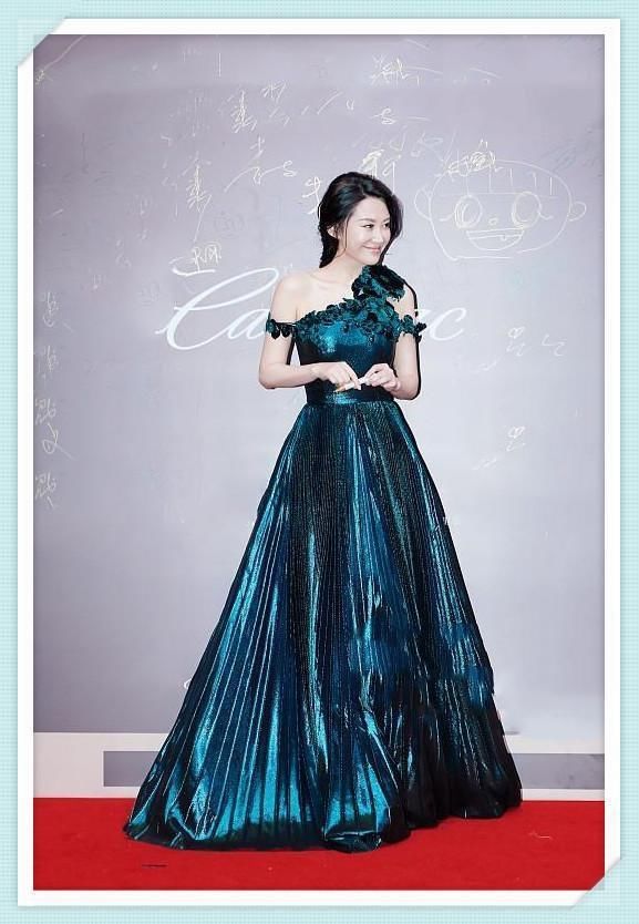 许晴真会装嫩！49岁穿墨绿色长裙不输35岁林依晨，网友：不服不行