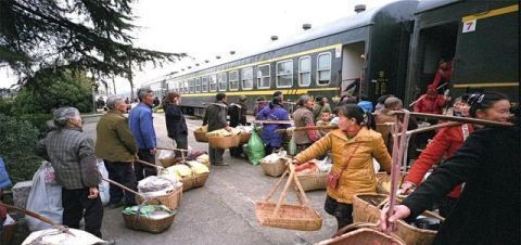 我国唯一不收钱的火车,所有人都可以乘坐,农民还能在车厢里卖菜！