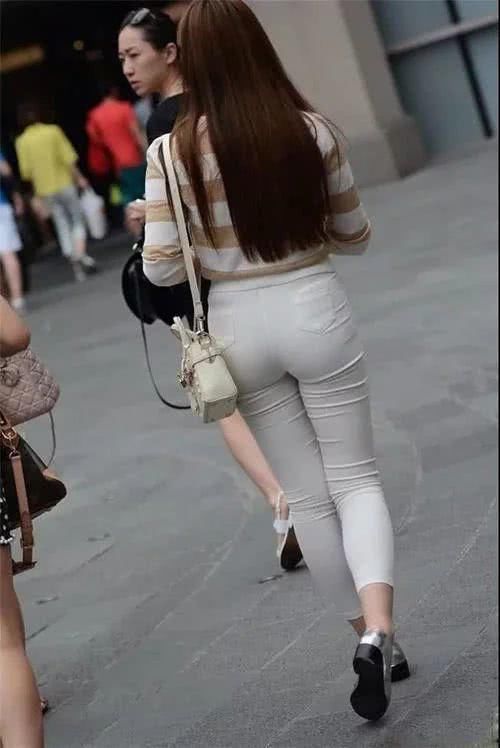 普通身材和高挑瘦身材穿上白色修身裤，差别原来还是很大的啊!