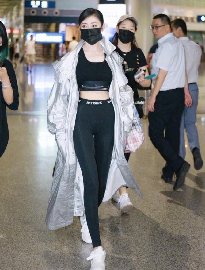 张天爱穿健美裤露小蛮腰走机场，没想到凹大衣用力过猛，网友:不