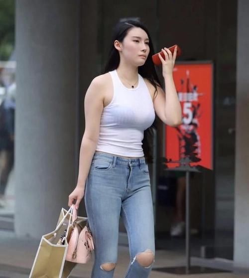  「看起来」线条流畅的高腰牛仔裤，气质与优雅并存，好一代绝世佳人！