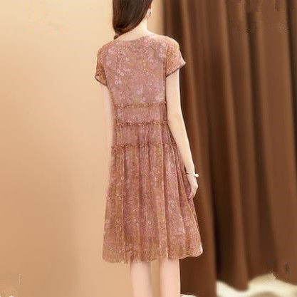 今年特流行过膝雪纺连衣裙，气质典雅显年轻，露出脚踝更惹人怜爱