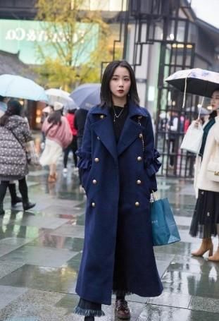  「印花」路人街拍，小姐姐身穿一款印花的长款裙子，很显大气