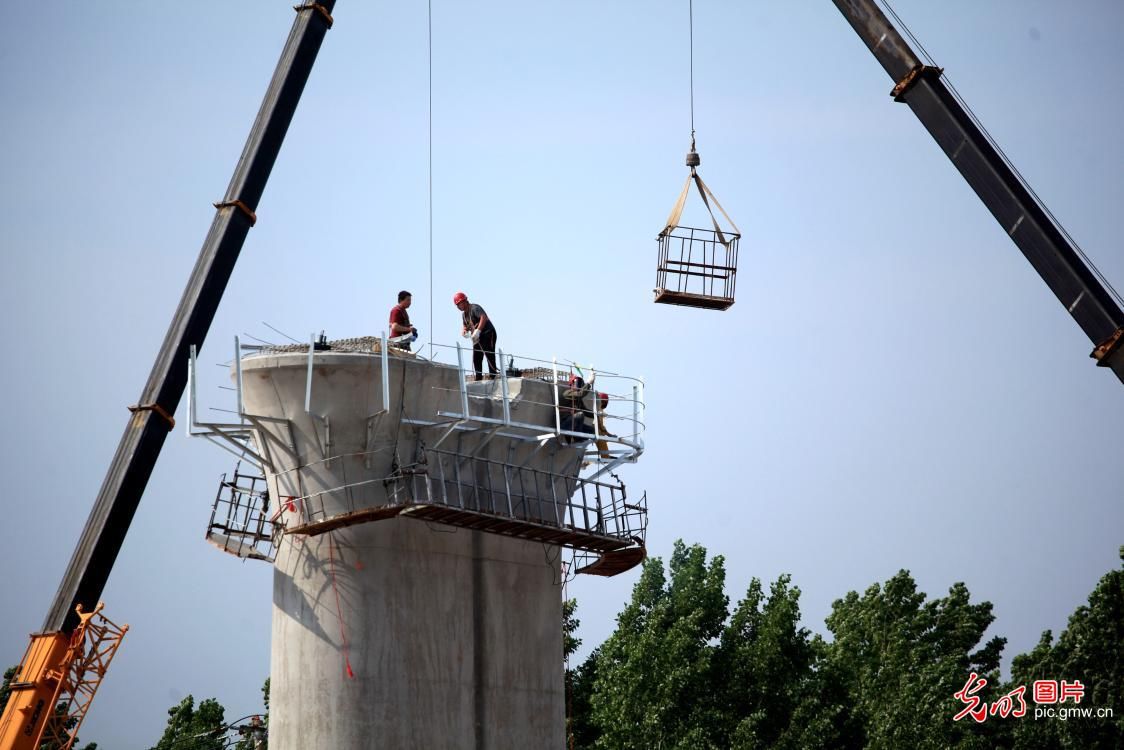  [人员在鲁南]山东：鲁南高铁加紧建设