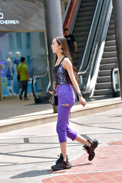 街拍：美女穿闪亮吊带背心，气场强大令人艳羡！