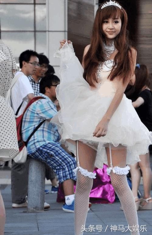 长沙街拍:连衣裙小姐姐吊带袜秀美腿，网友:鞋跟比腿都高!