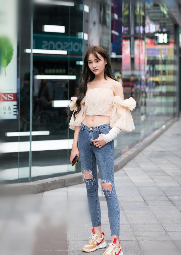 街拍：穿牛仔裤的小姐姐，凹凸有致的身材，展现了曼妙身姿！