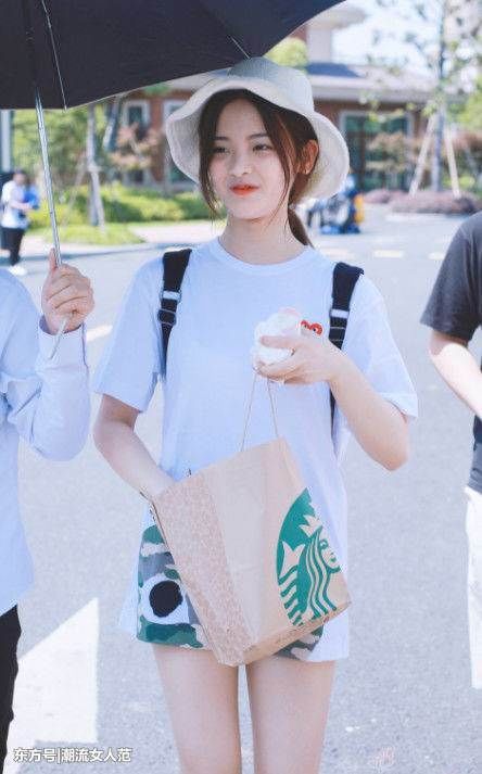 杨超越简直了，穿普通超短裙都美成这样，网友：怪不得能成功出道