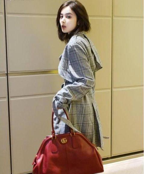 古力娜扎又搞事情！全身只穿一件灰色卫衣，网友：看到腿后沉默了