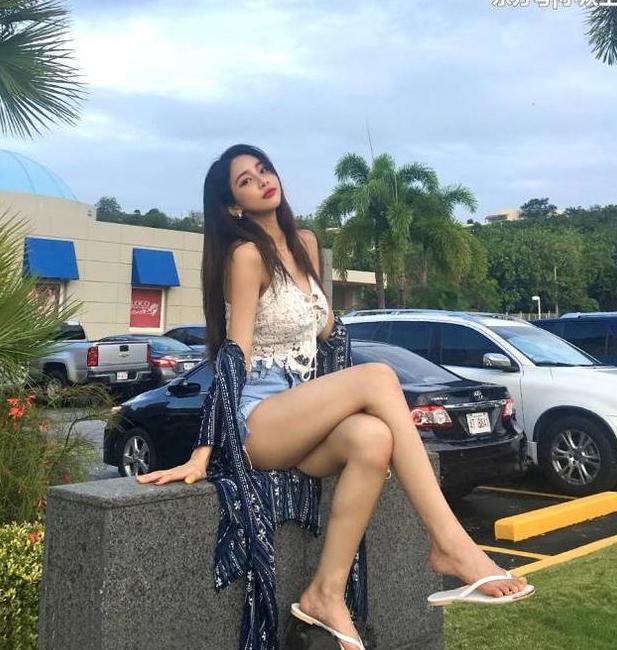 街拍:白色的吊带背心,小姐姐清新可爱还很甜美的一面