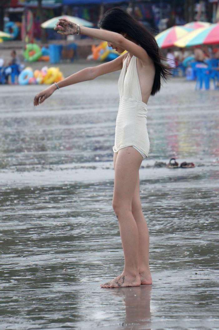 旅游渡假区街拍: 长发飘飘的清秀妹子, “潮流风”热裤露大长腿,