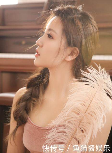 抖音网红五大美女: 代古拉的臀, 西瓜妹的媚, 还有她的“一线天”