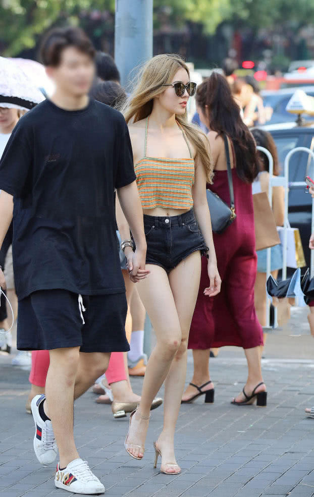 身材纤瘦的小姐姐却有傲人的上围，修长的美腿让强壮的男友很满意