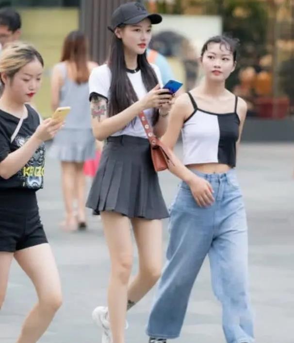 『美女』街拍：丹唇外朗的美女，一条黑色的针织连衣裙，时尚优雅大方气质