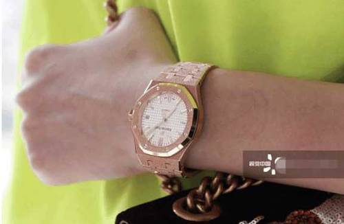 奚梦瑶现身机场满屏大长腿，一身夏装竟然高达45万，“壕”气冲天