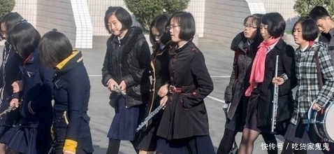 『美女』实拍真实朝鲜女性,皮肤白净流行穿短裙丝袜,个个都是美女!