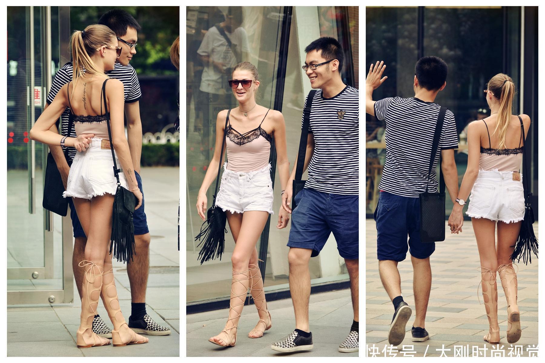 时尚街拍：小伙子找了一位外国女友，不仅身材高挑，人长得也漂亮