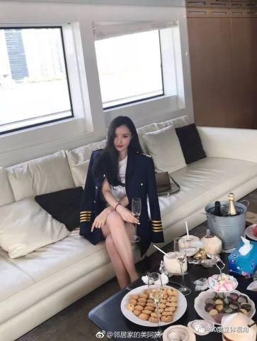 三个嫩模小姐姐排排站,齐刷刷的“筷子腿”即视感!