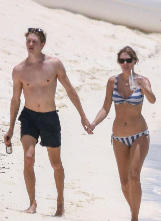 霉霉海边穿比基尼大秀好身材与男友大撒狗粮