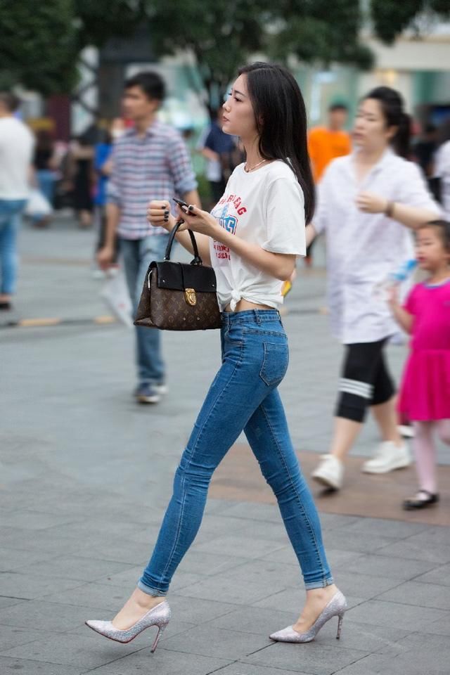 街拍 超短裤在夏天是最完美的组合 图五的小姐姐轻松穿出时尚女神