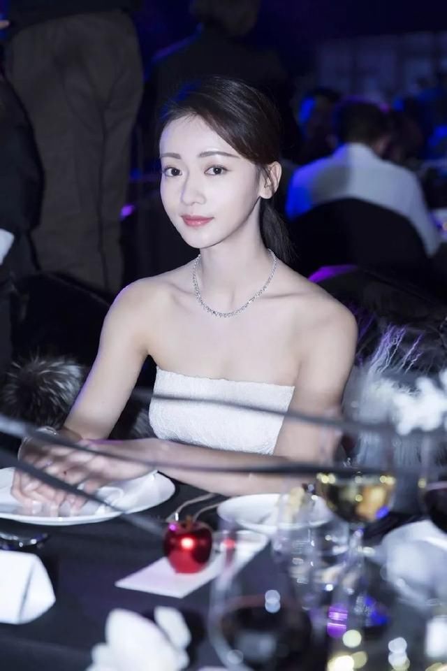 《延禧攻略》众位娘娘换下古装，乾隆会翻谁的牌?