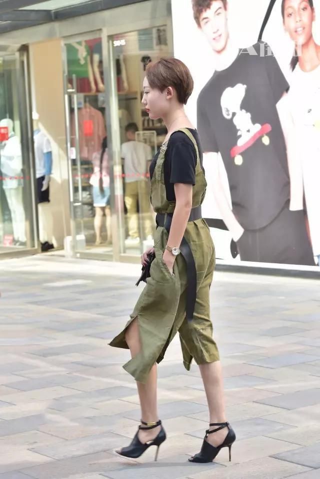 墨绿色吊带裤搭配黑色高跟凉鞋,独特设计眼前一亮