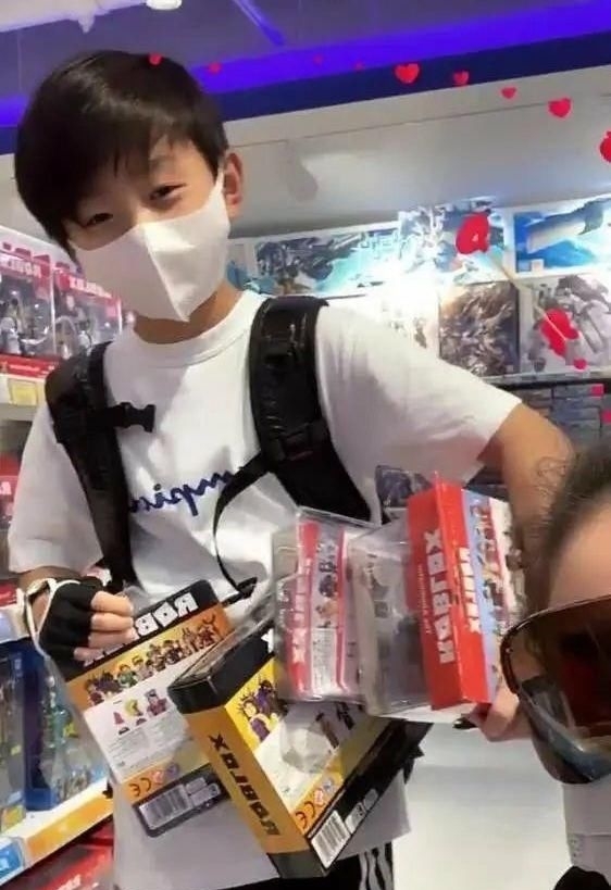 张柏芝:张柏芝大方与二儿子同学合影接地气,三儿子同框出镜很惊喜