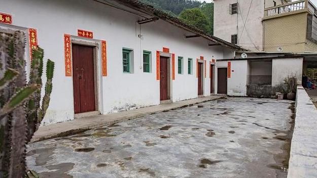 为什么有人不在农村住，还要盖房？专家提出6点，农民无奈叹气