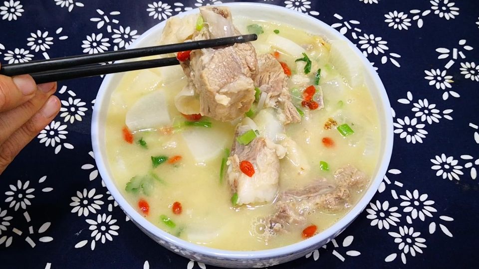 牢记:炖羊肉汤时,直接下锅炖就错了,牢记3个小秘诀,肉嫩汤白无膻味