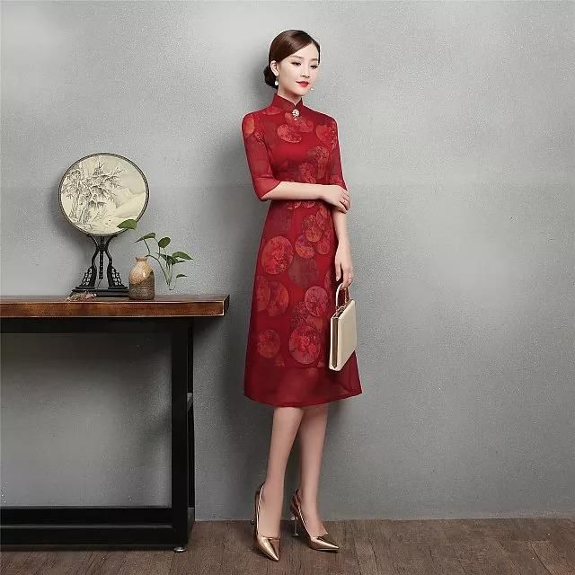 听说，搭配一双好鞋，才能使旗袍更有韵味儿！